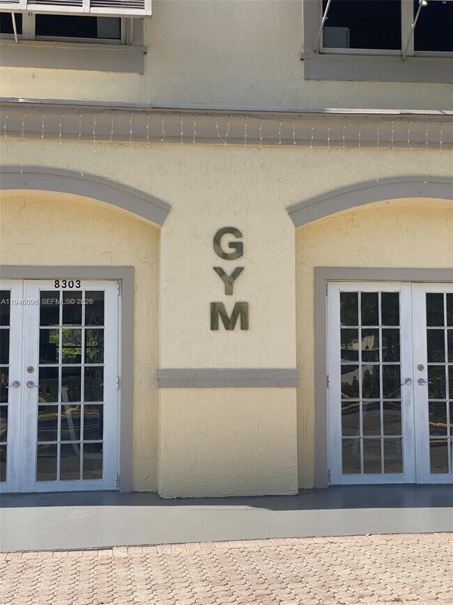 Foto del edificio - 8290 Lake Dr