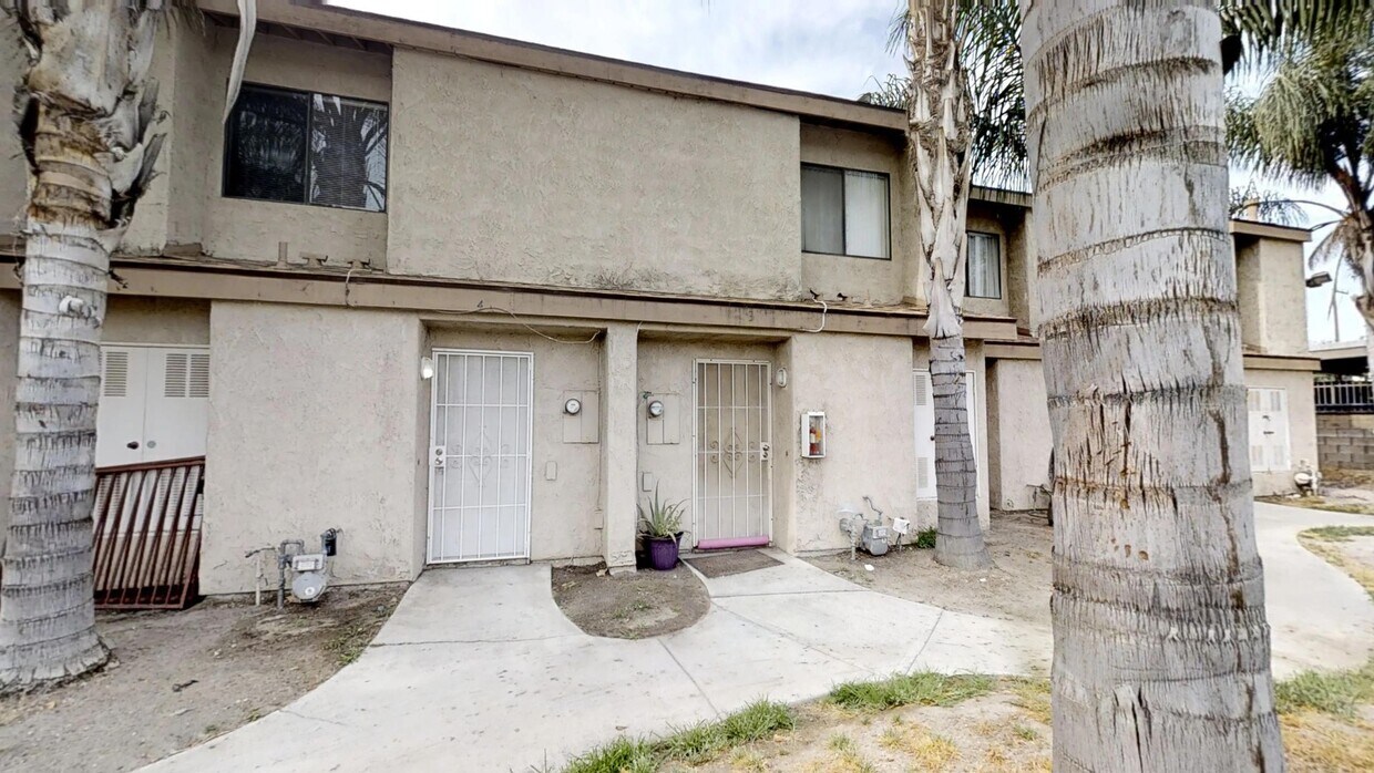 Foto principal - For Lease! 2/1.5 Two-Story Condominium in Colton, California.