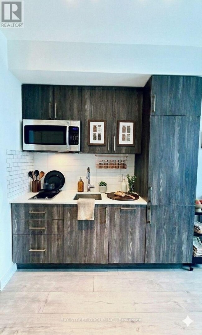 Building Photo - 576 Front St W