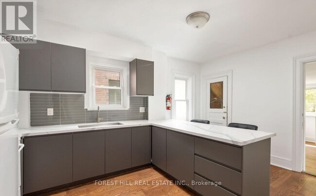 Building Photo - 303 Lonsdale Rd