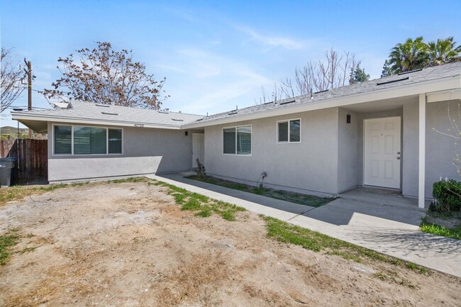 Building Photo - 2 Bedroom/ 2 bathroom condo (Front Unit)