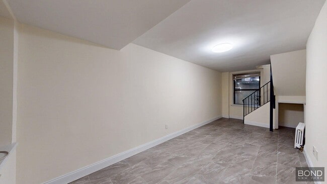 Building Photo - 210 E 83rd St