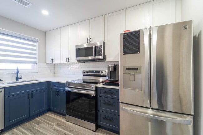 Building Photo - Two Bed One and a Half Bath Town Home in G...