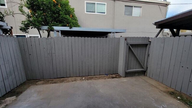 Building Photo - 2 bed/1 bath townhome! Right of the 80.