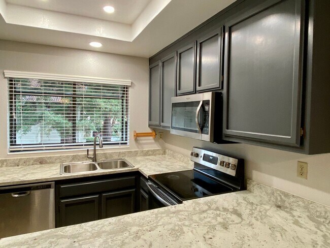 Foto del edificio - Spacious and Updated 2 Bedroom, 2 Bathroom...