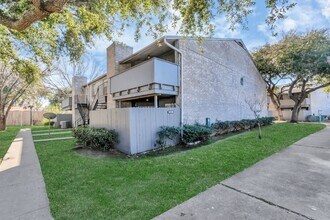 Building Photo - 9700 Leawood Blvd