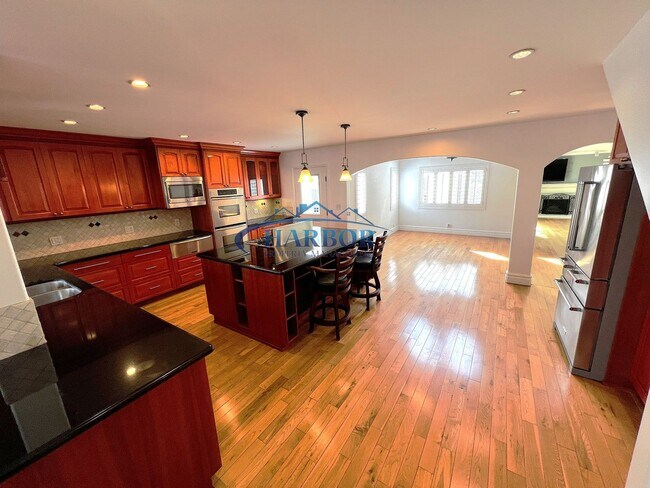 Foto del edificio - Beautiful 4-Bedroom Home with Canyon Views...