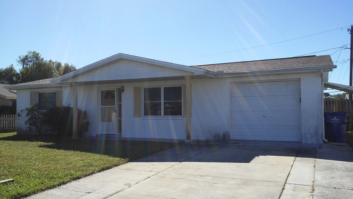 Foto principal - Charming 3/1.5/1 1000 Sq. Ft. home with a ...