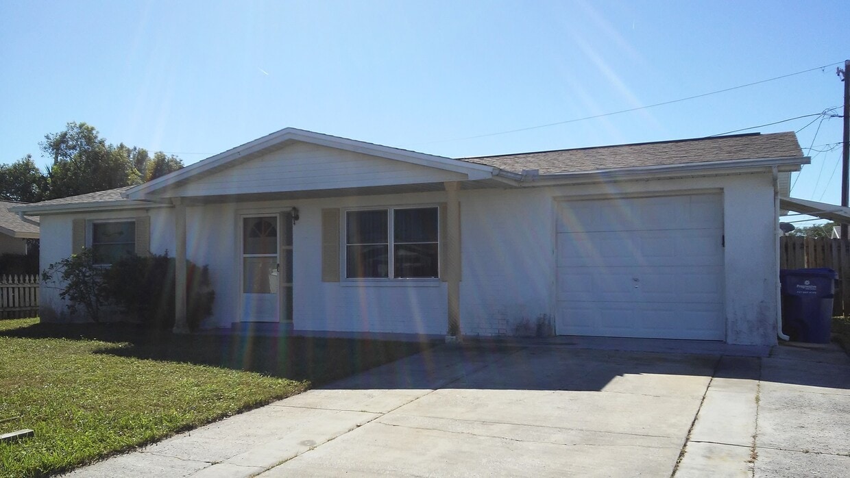 Primary Photo - Charming 3/1.5/1 1000 Sq. Ft. home with a ...