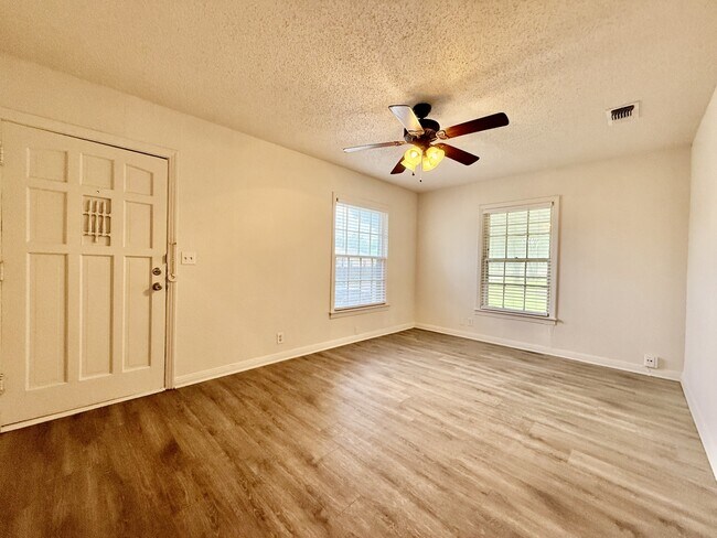 Foto del edificio - 4709 Penrose Ave