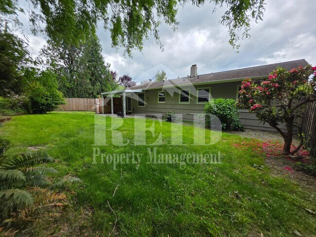 Foto del edificio - Central Kitsap Home with Large Fenced Yard Close to Shopping, Base, & Kitsap Lake