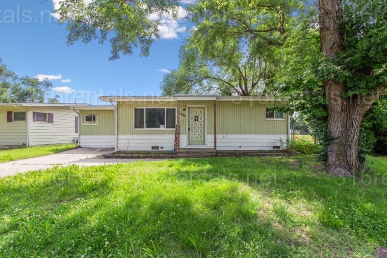 Foto principal - $1245 - 3 bed 1 bath - Single Family Home