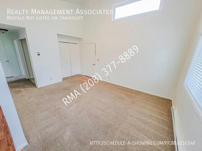 Building Photo - Updated 2 Bedroom Duplex