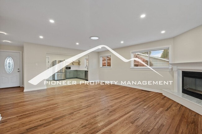 Foto del edificio - Beautifully Renovated Ranch Home with 2 Car Garage, AC, Garden Space & Prime Location