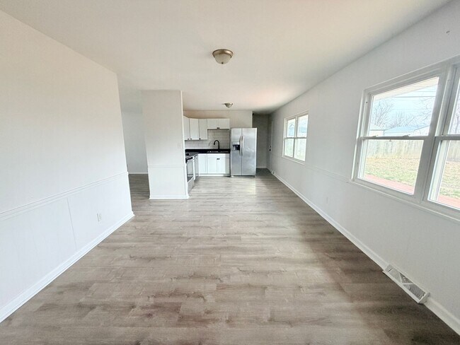 Foto del edificio - Now Showing this 4 Bedroom/2 bath in New Whiteland, IN