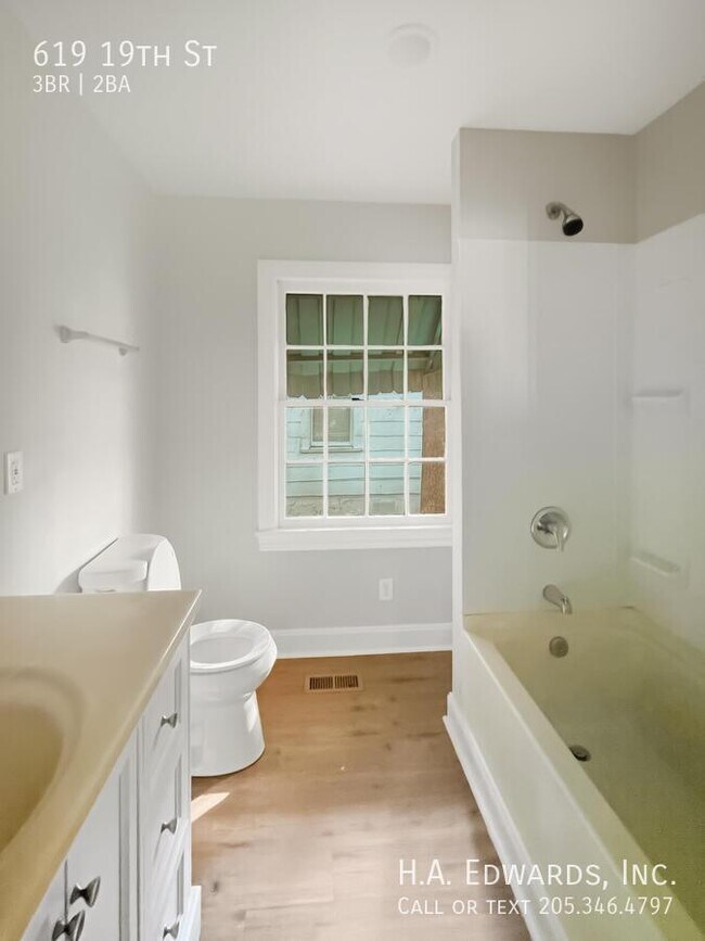 Building Photo - 619 19th St