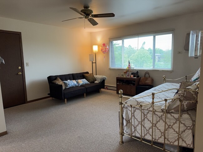 Building Photo - 1253 Getzelman Dr