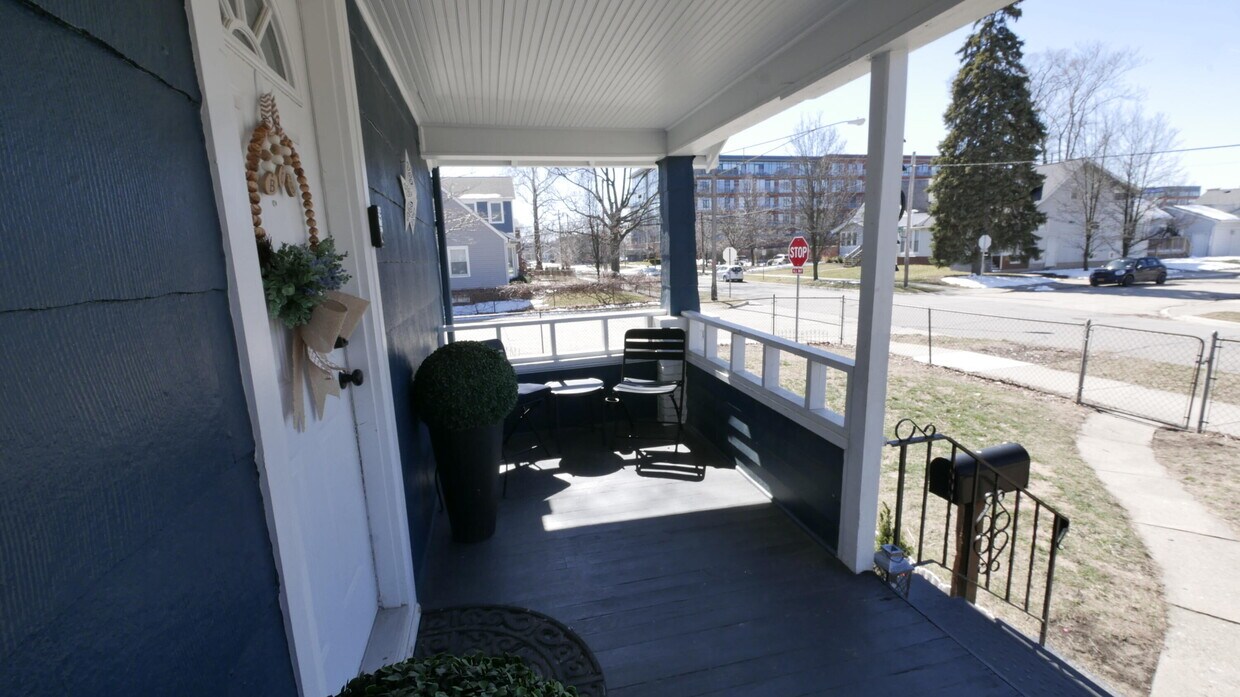Primary Photo - 202 Curry Ave