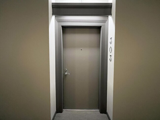 Building Photo - Modern Condo Retreat Steps from Portland’s...