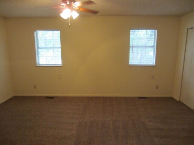 Building Photo - 3 Bedroom/2 Bath Townhouse in Excellent Lo...