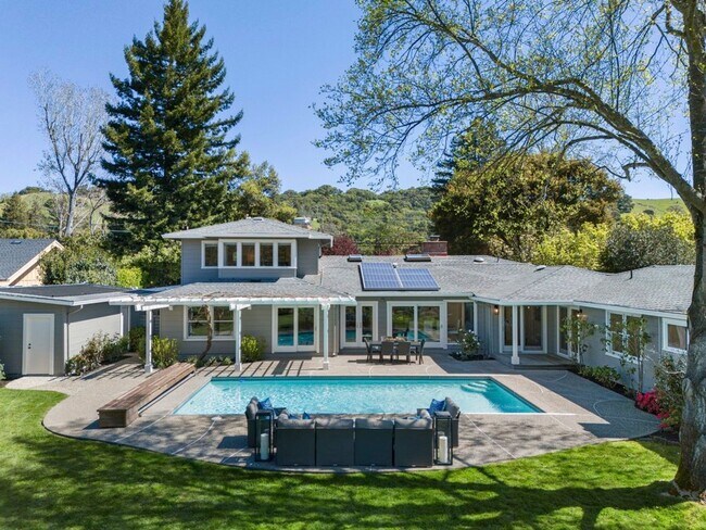 Foto del edificio - ?Impressive Estate Living in Sleepy Hollow!  1 Acre!  Pool!  Solar!  AC!  FOUNDATION