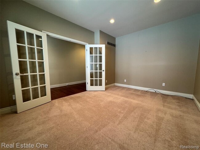 Building Photo - 1030 Oakwood Dr