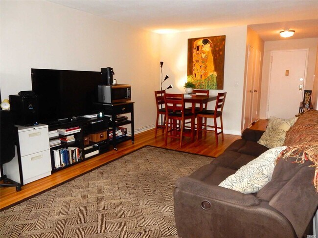 Foto del edificio - 6 Birchwood Ct