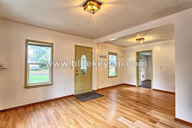 Foto del edificio - 2 Bed, 2 Bath Home with Large Yard Near Kiggins Bowl