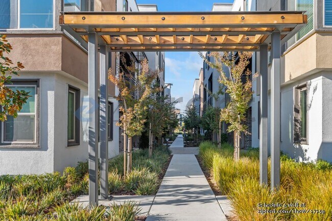 Foto del edificio - 25390 Parklane Dr