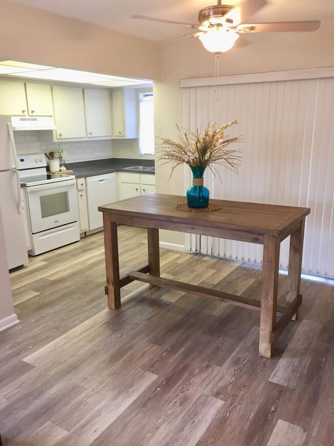 Building Photo - Large open 1 bedroom 1 bath - Annual Rental