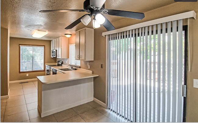 Building Photo - Beautiful 3 Bedroom 2.5 Bath Townhome!