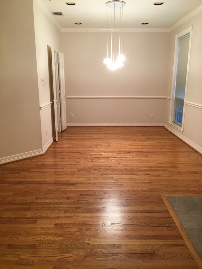 Foto del edificio - 6714 Montclair Dr