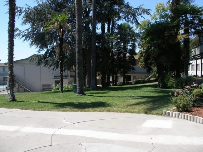 Building Photo - Fairmount Palms