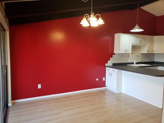 Building Photo - 3 Weeks Rent Free! 2 Bed 1 Bath Condo for ...