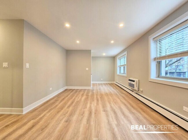Foto del edificio - 0 bedroom in CHICAGO IL 60657