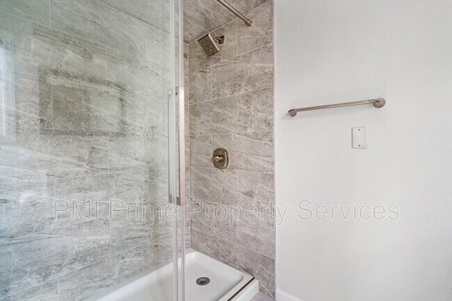 Building Photo - 13 Leva Dr