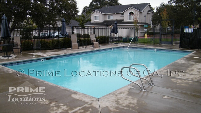 Building Photo - Best value 3 bedroom townhome condo with attached garage