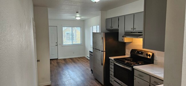 Building Photo - 917 E 8th Ave