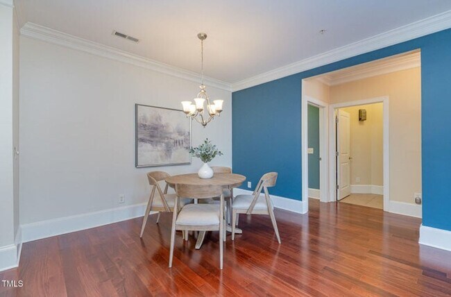 Building Photo - Prime Davis Park Location! Move-In Ready 2...