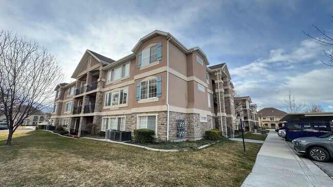 Building Photo - Available now 3 bedroom 2 bath Condo in Pl...