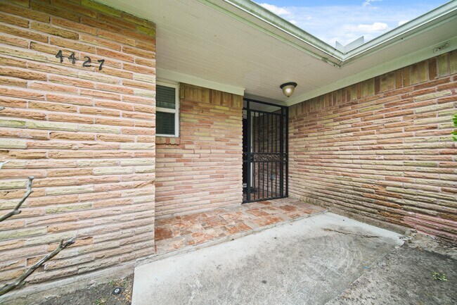 Foto del edificio - 4427 Sarong Dr