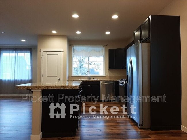 Building Photo - 1004 Samara St