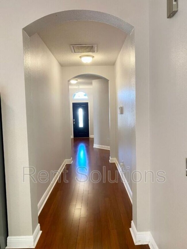 Foto del edificio - Beautiful 3 BR/2 BA/2 car garage Home loca...