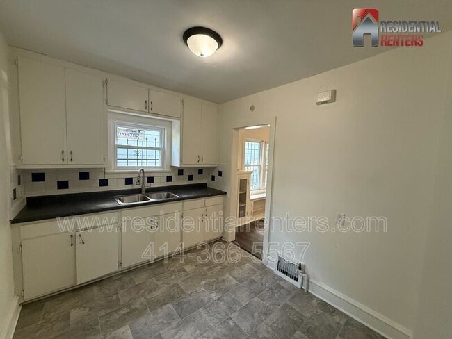Building Photo - 5560 N 40th St