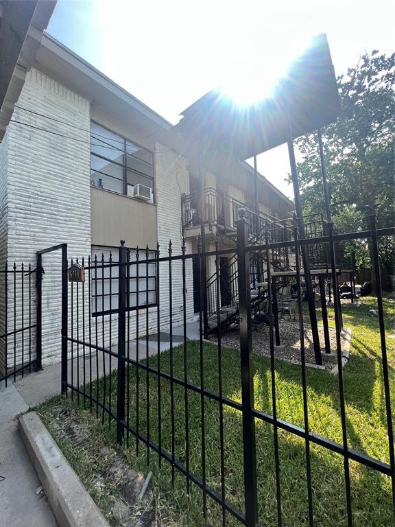 Foto del edificio - 5911 Grace Ln