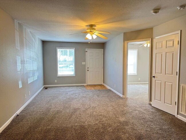 Building Photo - Fry - 918 1/2 Kingsbury Dr