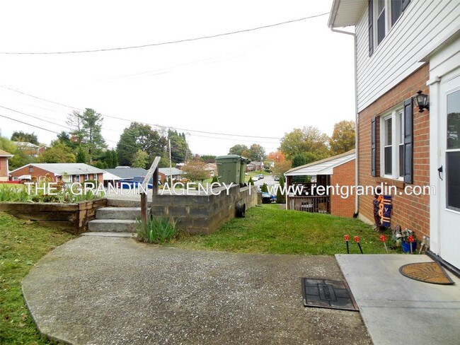 Building Photo - 1720 Pomeroy Road Unit A