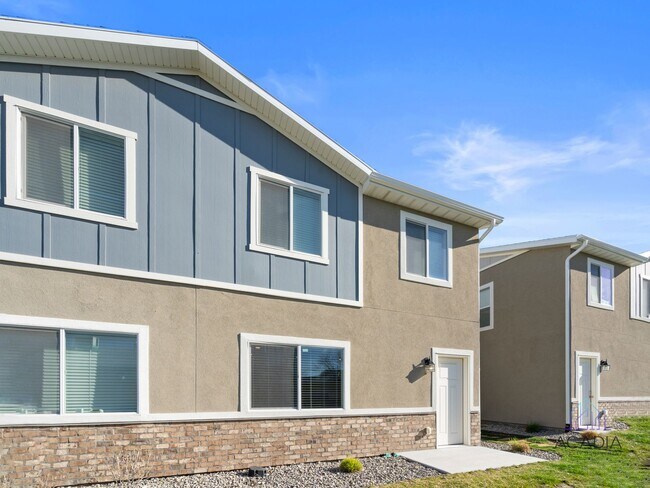 Foto del edificio - Spacious 3 Bed/2.5 Bath Townhome in Magna Community!