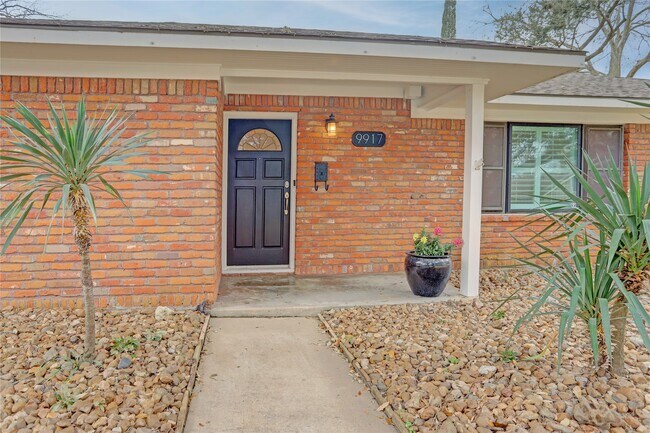 Foto del edificio - 9917 Cedardale Dr