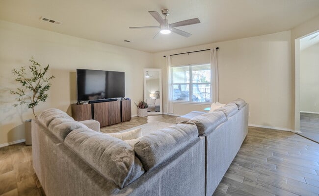 Foto del edificio - Beautiful 4-Bedroom Home with Spacious Bac...